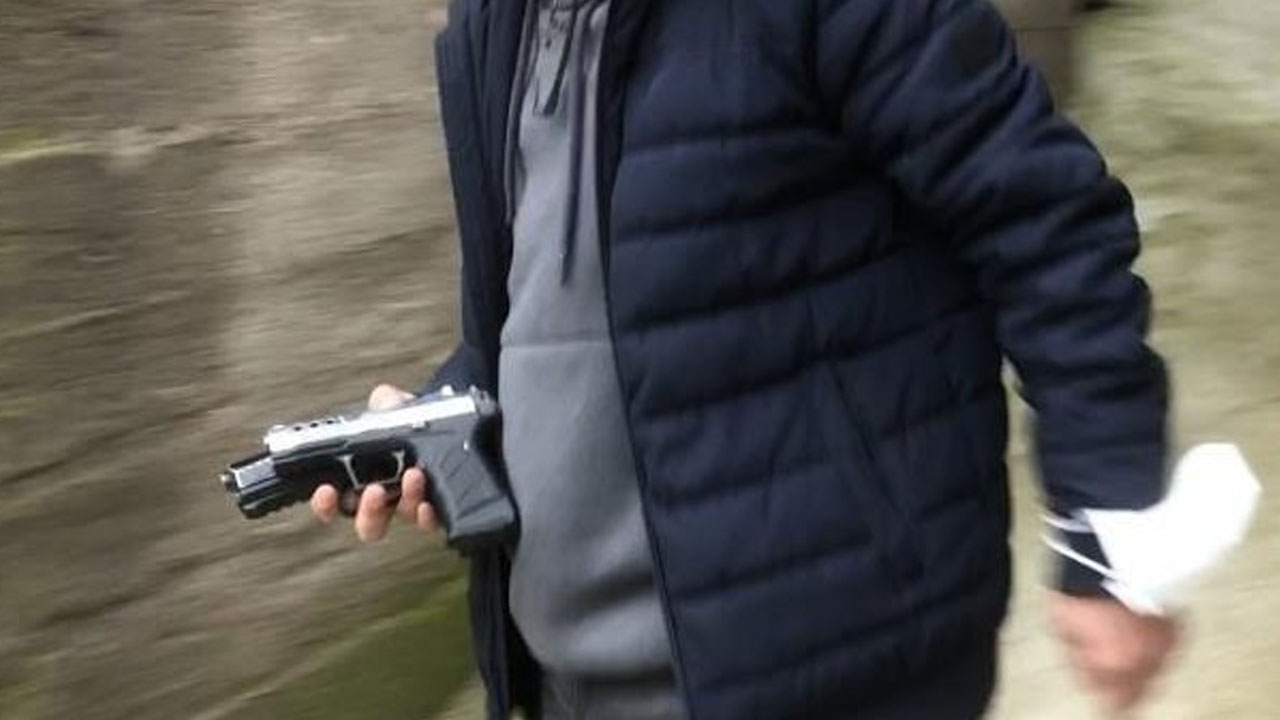 Çocuk parkında dehşet: Kendilerine saldıran Pitbull köpeklerini silahla öldürdüler