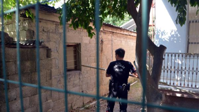 Aranan şüpheli önce polisi yaraladı, sonra kendi vücudunu kesti