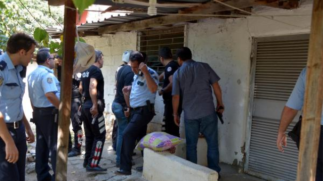 Aranan şüpheli önce polisi yaraladı, sonra kendi vücudunu kesti