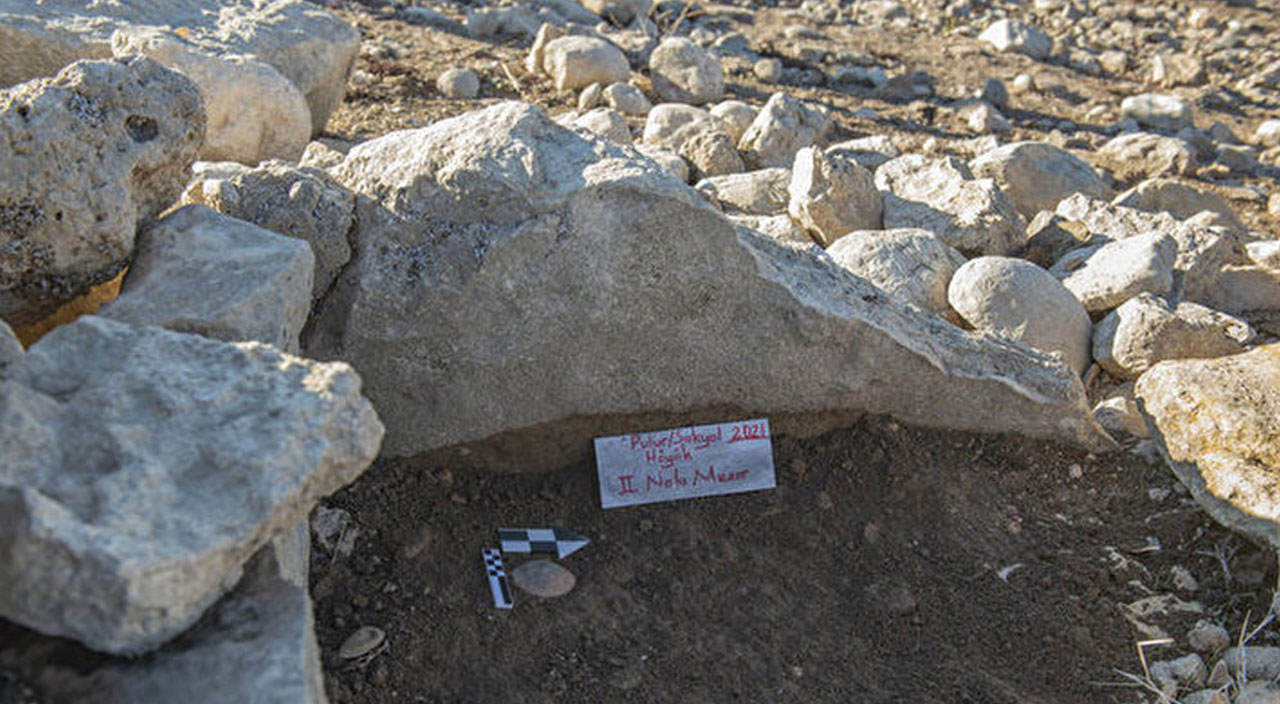 Keban Barajı Gölü’nde suların çekilmesiyle tarihi höyükler ortaya çıktı Keban Barajı Gölü’nde suların çekilmesiyle tarihi höyükler ortaya çıktı