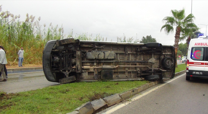 Servis kazası sonrası araç plakasını ve otelin tabelasını sökme yarışı