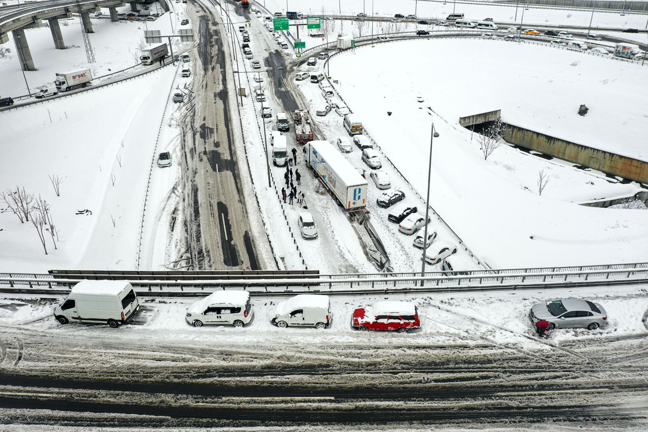 Bir gün kar yağdı, İstanbul'da hayat durdu Bir gün kar yağdı, İstanbul'da hayat durdu