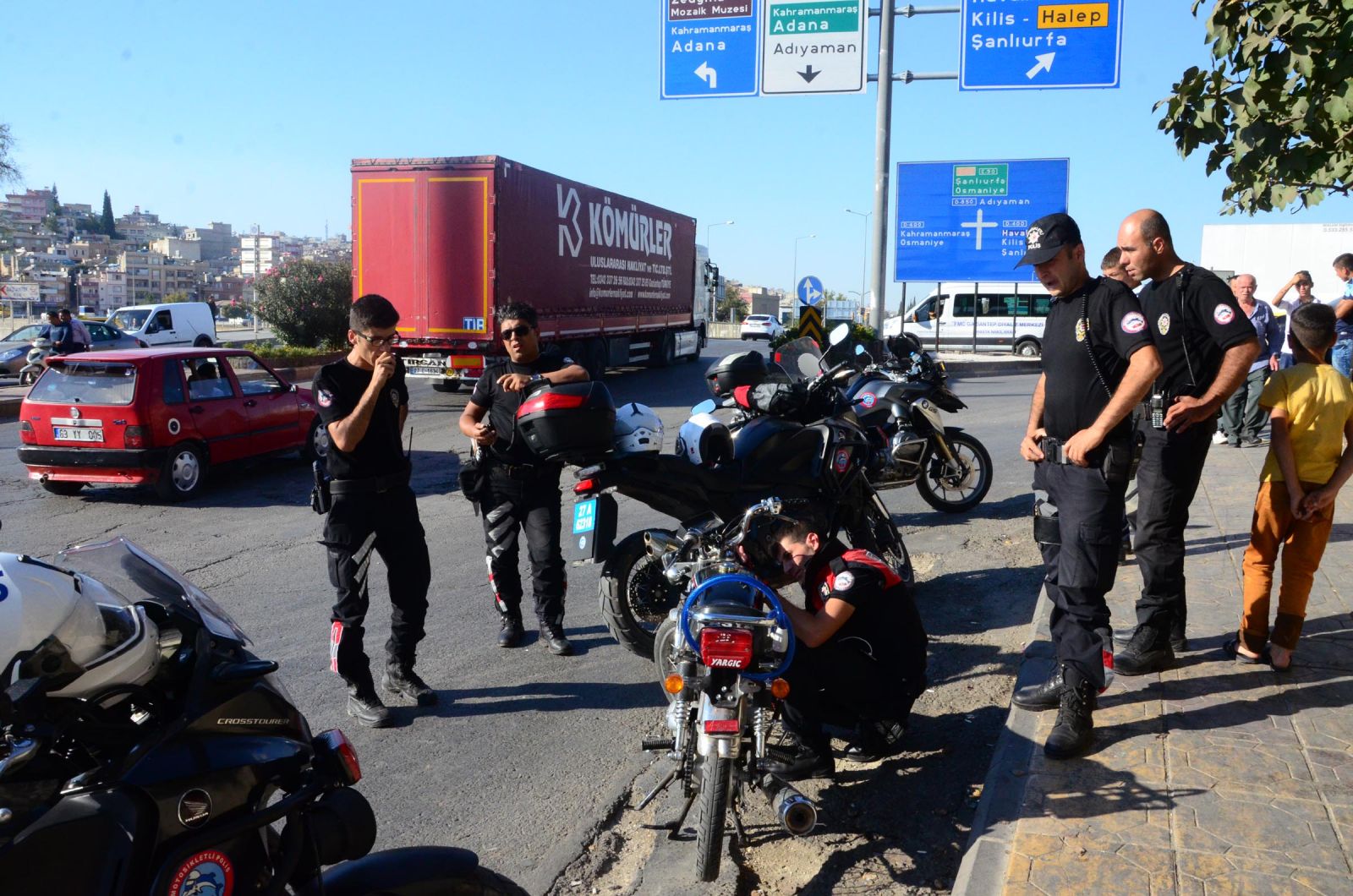 Motorlu kuryeden akıl almaz hareket! Polisin önüne attı...