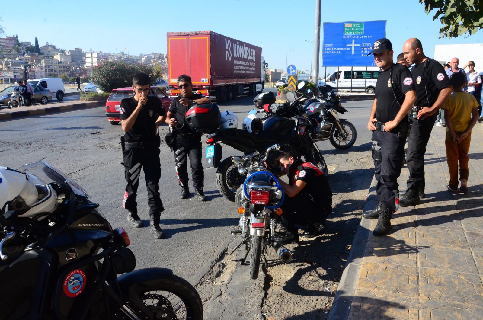 Motorlu kuryeden akıl almaz hareket! Polisin önüne attı...