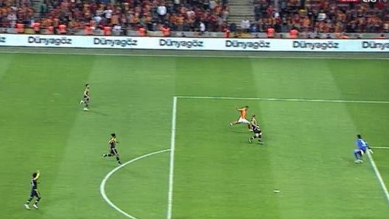 Podolski'nin golü ofsayt bayrağına takıldı!