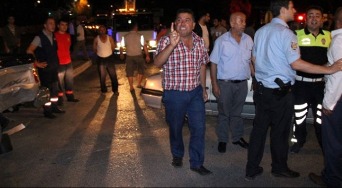 Alkollü sürücü gazetecilere tekme tokat saldırdı