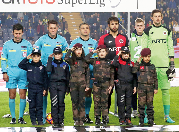 Van Persie geldi-gitti!