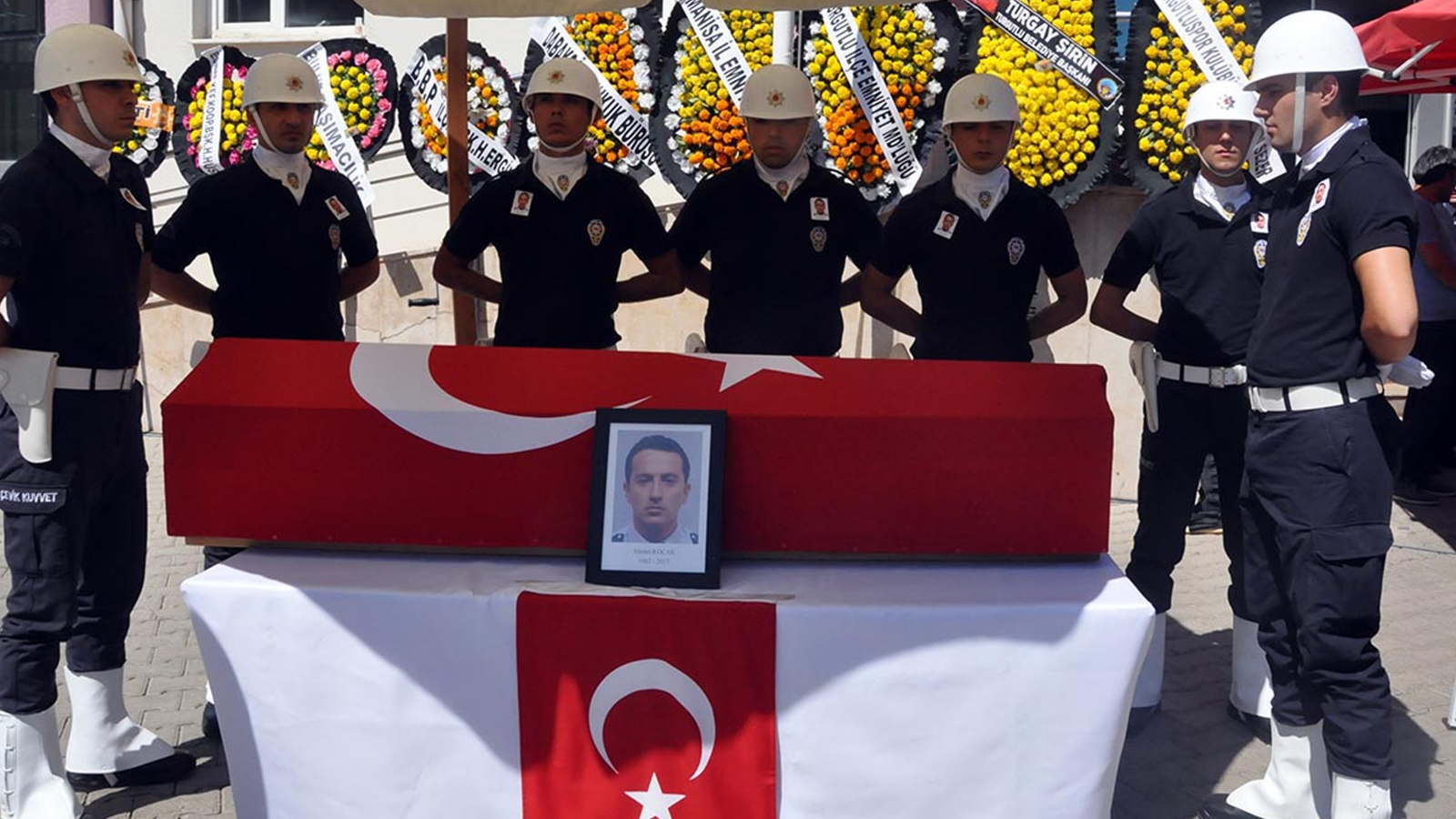 Kendi tabancasının ateşlenmesiyle ölen polise son görev