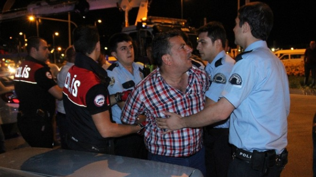 Alkollü sürücü gazetecilere tekme tokat saldırdı