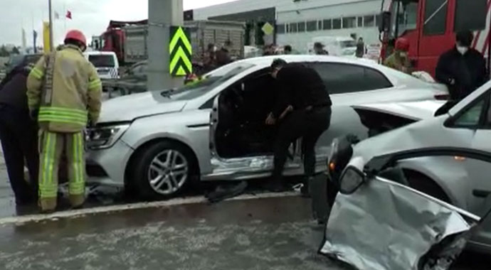 Pendik’te iki otomobil çarpıştı: 3 özel harekat polisi ile bir kişi yaralandı