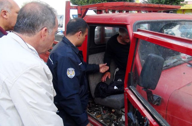 Polis araçta uyuya kalan şoförü bir türlü uyandıramadı