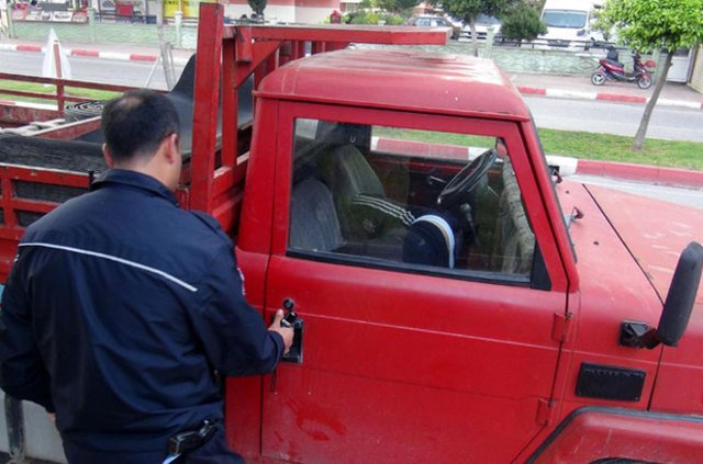Polis araçta uyuya kalan şoförü bir türlü uyandıramadı