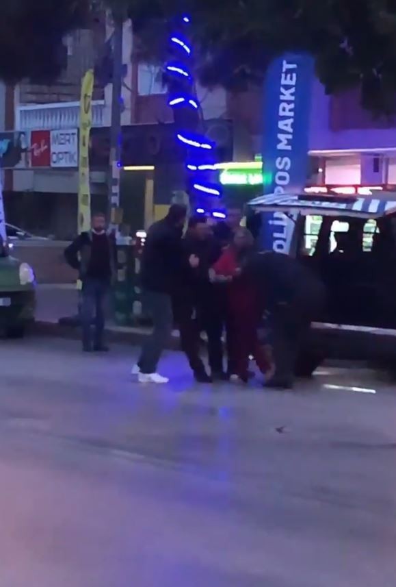Gözaltına alınırken 'sen kimsin ulan' diyerek polisin bacak arasına tekme attı