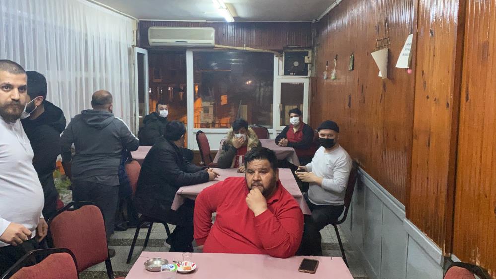 Polis, tırmandığı kıraathaneye böyle baskın yaptı