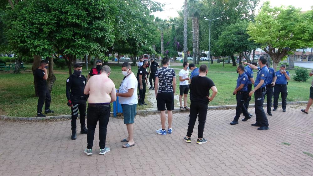 Kısıtlamayı delip kavga etti, polisleri 'niye geç geliyorsunuz' diye azarladı