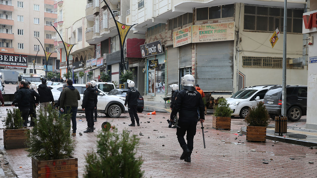 Yine HDP, yine provakasyon! Polise taşlı saldırı