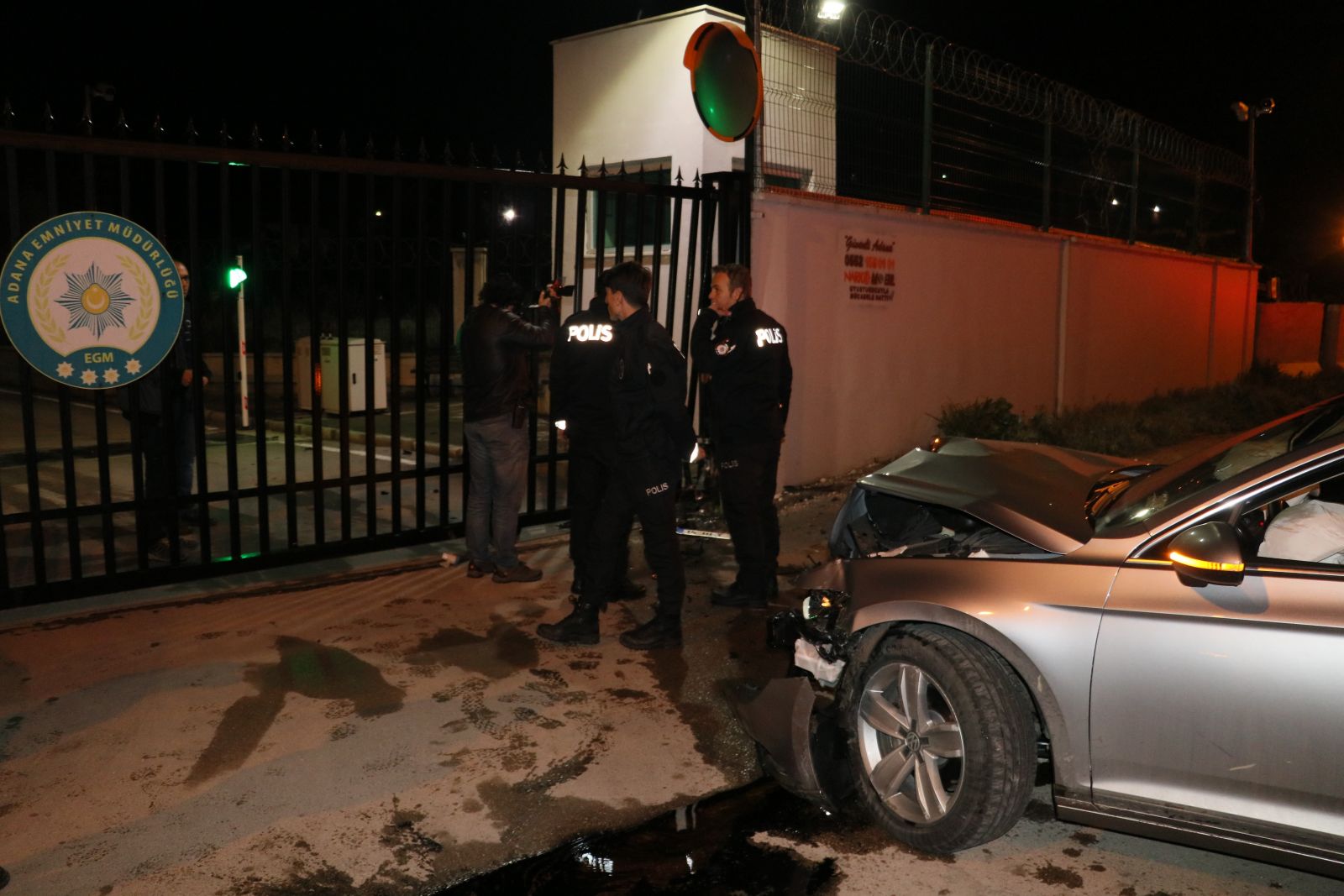 Polisten kaçtı İl Emniyetin kapısına çarpıp kaza yaptı