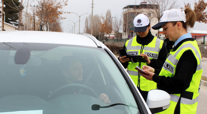 Evde anne, iş yerinde trafik polisi