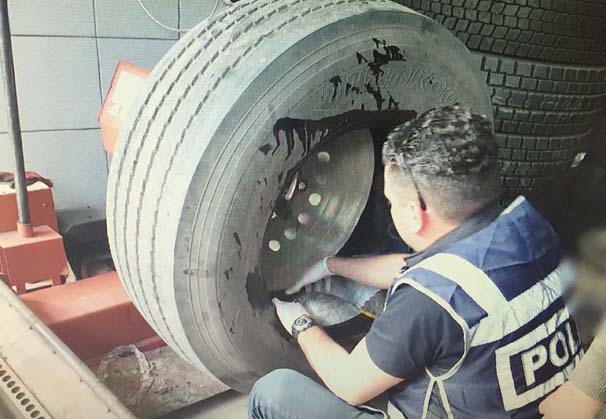 Polis esrarı bulmak için lastikçi oldu