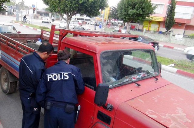 Polis araçta uyuya kalan şoförü bir türlü uyandıramadı