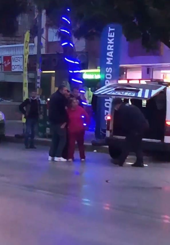 Gözaltına alınırken 'sen kimsin ulan' diyerek polisin bacak arasına tekme attı