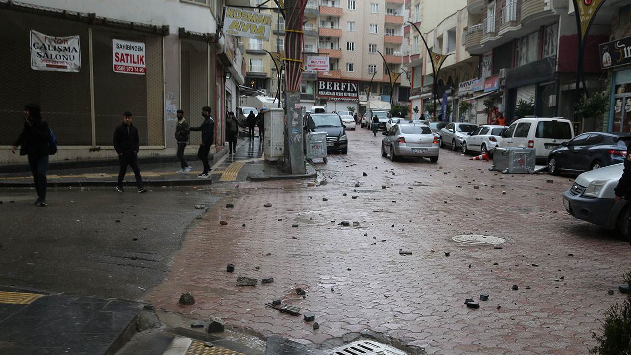 Yine HDP, yine provakasyon! Polise taşlı saldırı