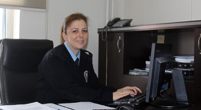 Evde anne, iş yerinde trafik polisi