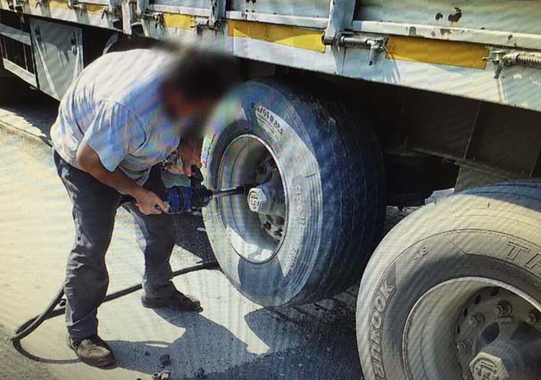 Polis esrarı bulmak için lastikçi oldu