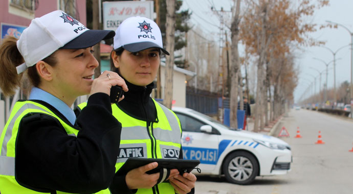 Evde anne, iş yerinde trafik polisi
