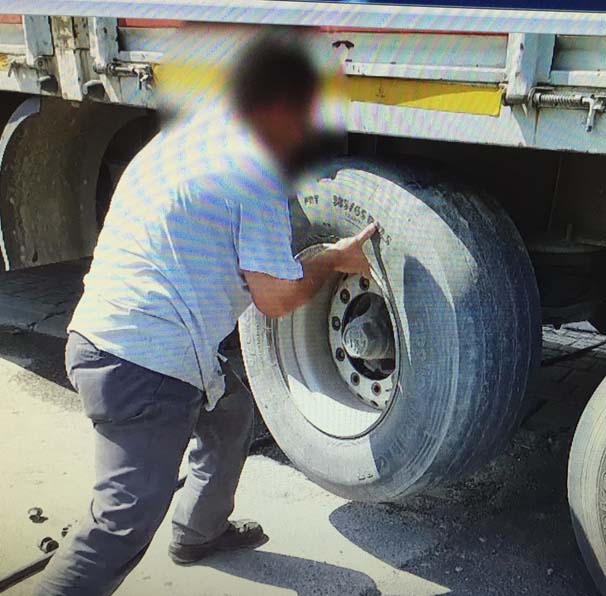 Polis esrarı bulmak için lastikçi oldu