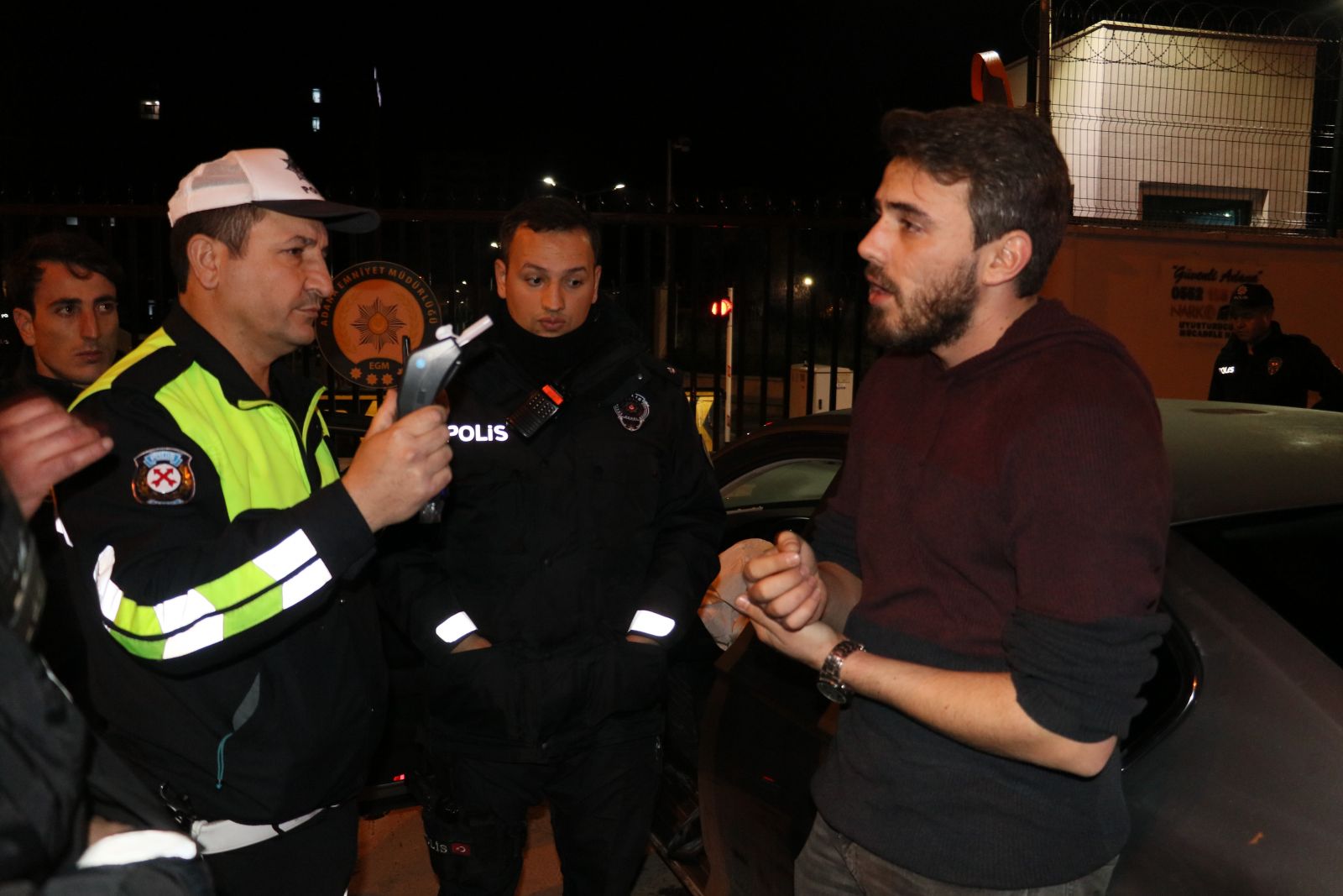 Polisten kaçtı İl Emniyetin kapısına çarpıp kaza yaptı