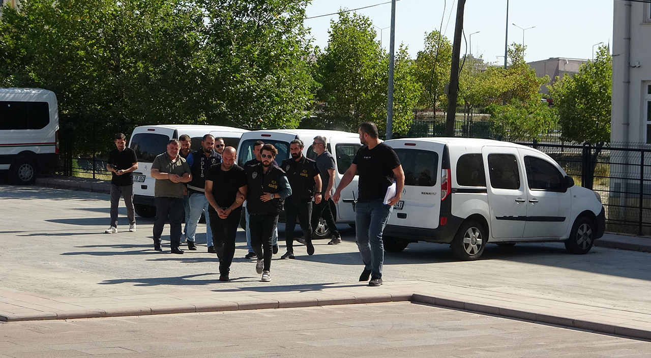 Çete kurup polis kılığına girdi ağabeyini yaralayıp gasp etti Çete kurup polis kılığına girdi ağabeyini yaralayıp gasp etti