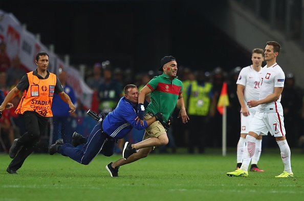 Portekizli taraftar sahayı karıştırdı