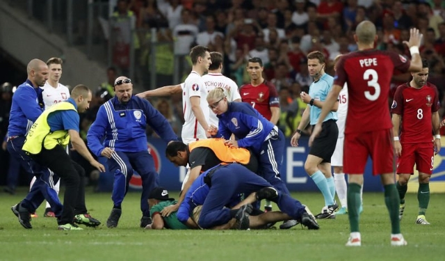 Portekizli taraftar sahayı karıştırdı