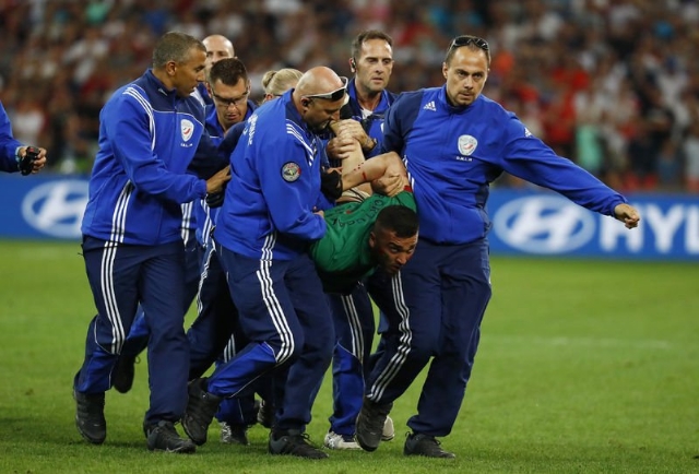 Portekizli taraftar sahayı karıştırdı