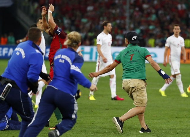 Portekizli taraftar sahayı karıştırdı