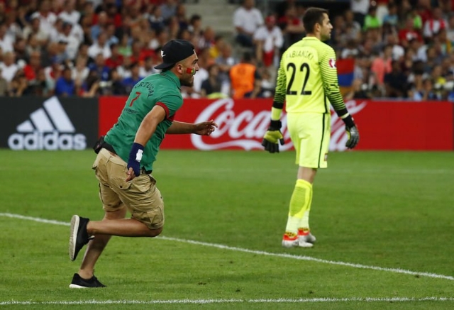 Portekizli taraftar sahayı karıştırdı