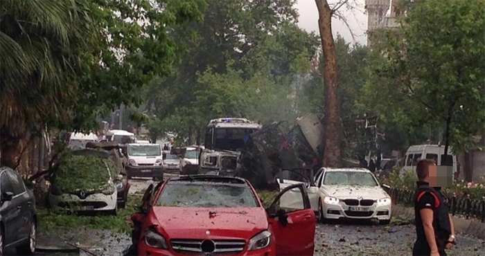 Beyazıt'ta bombalı saldırı sosyal medyada