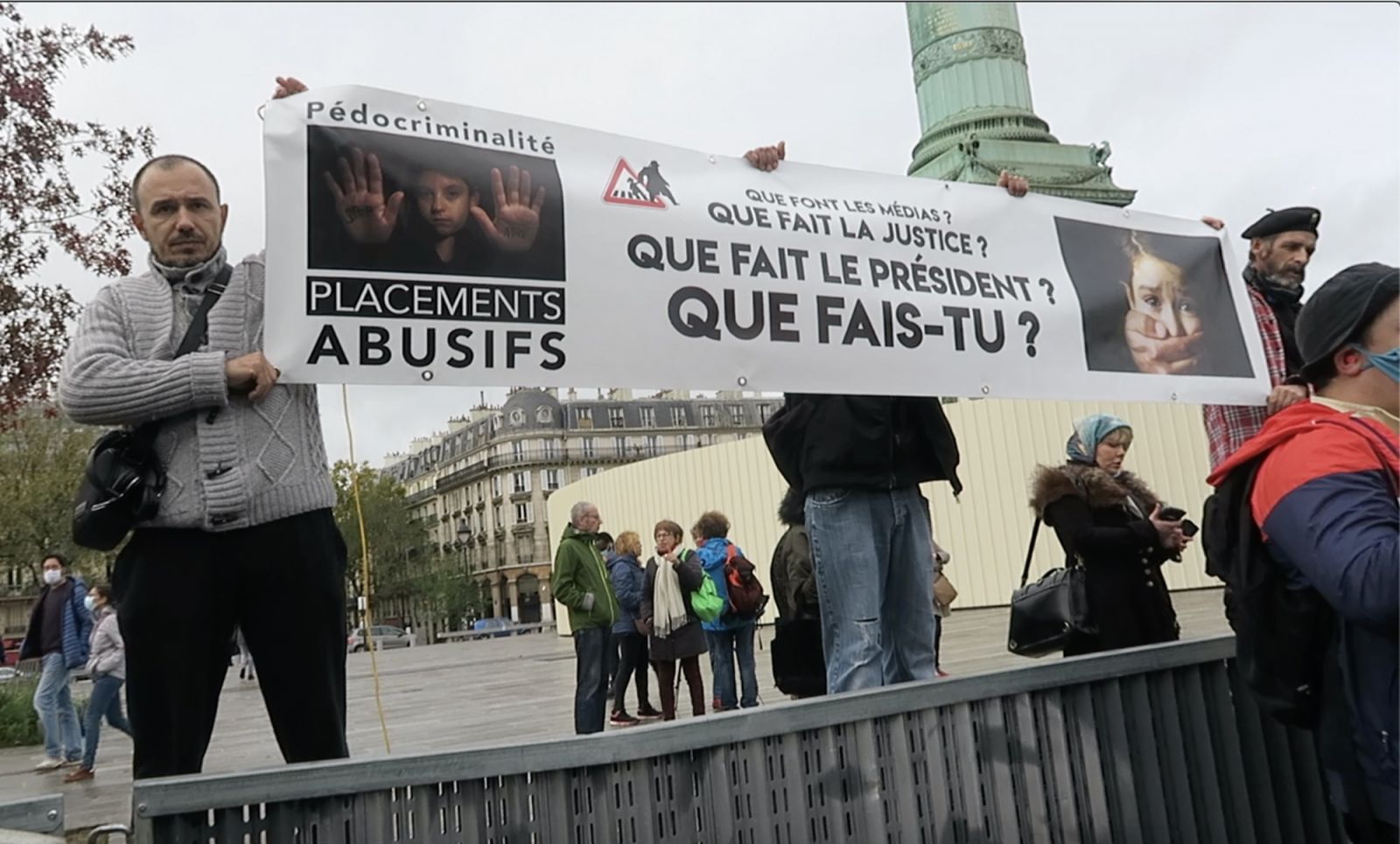 Paris'te çocukları hükümet tarafında ellerinden alınan ailelerden protesto Paris'te çocukları hükümet tarafında ellerinden alınan ailelerden protesto