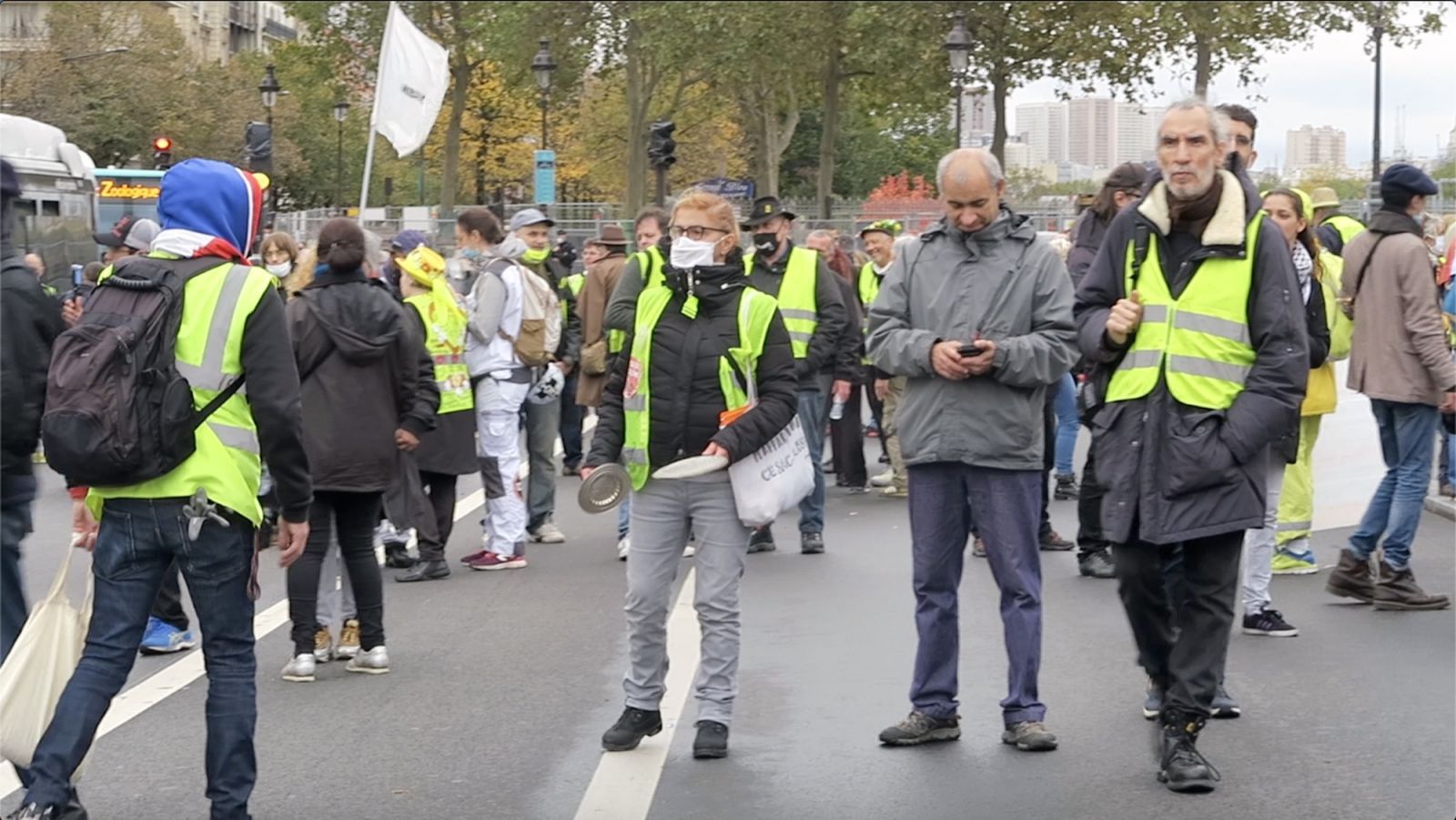 Paris'te çocukları hükümet tarafında ellerinden alınan ailelerden protesto Paris'te çocukları hükümet tarafında ellerinden alınan ailelerden protesto