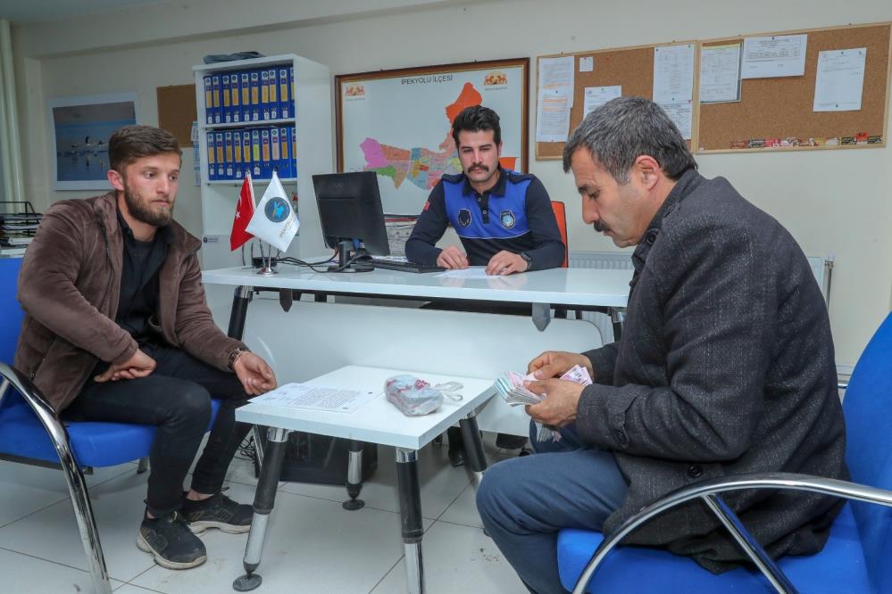 Örnek davranış: Yerde bulduğu 11 bin 900 TL’yi sahibine ulaştırdı