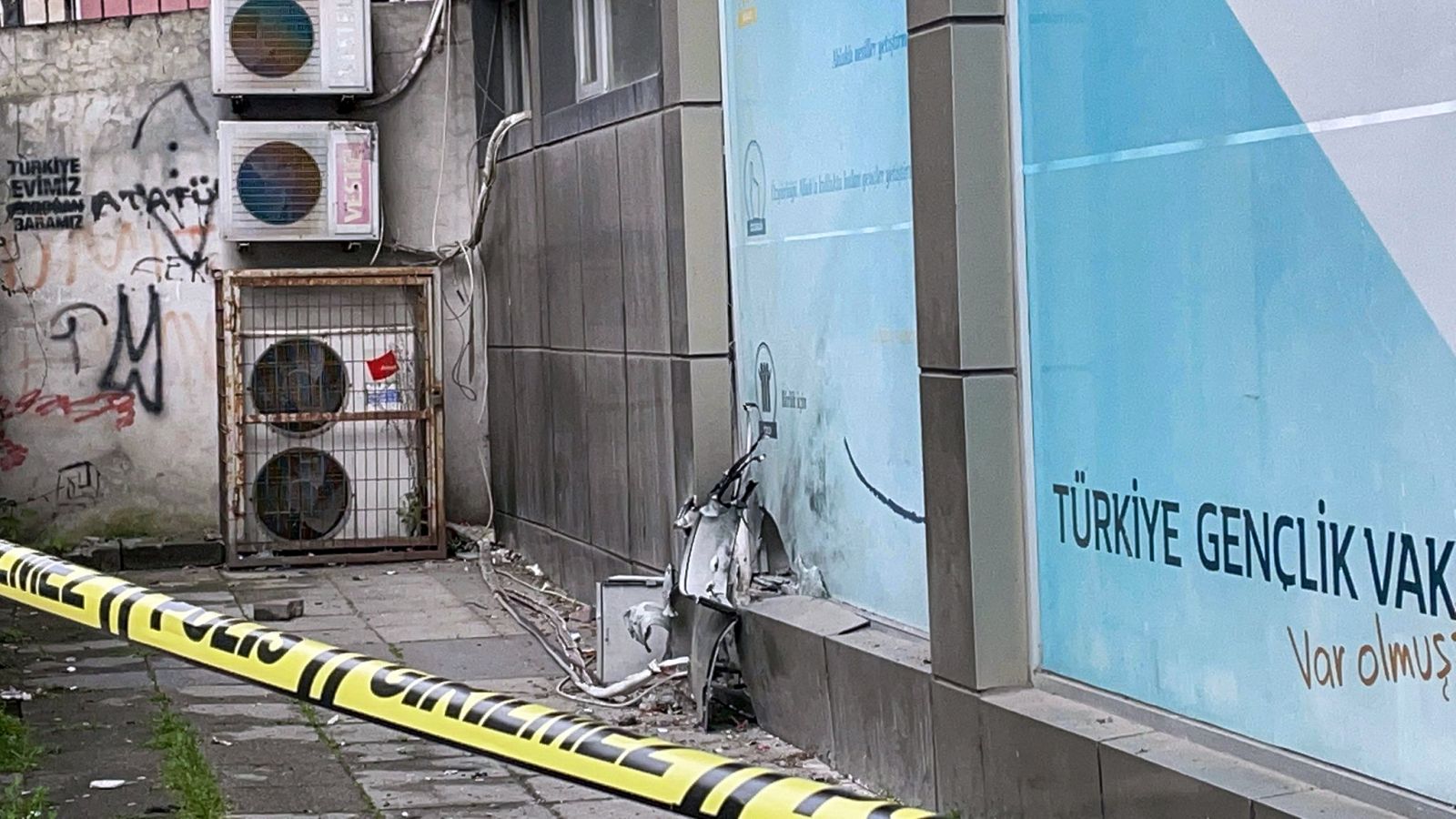 Gaziosmanpaşa'da TÜGVA ofisine bombalı saldırı