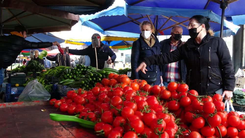 Sebze ve meyve fiyatları yarı yarıya düştü Sebze ve meyve fiyatları yarı yarıya düştü