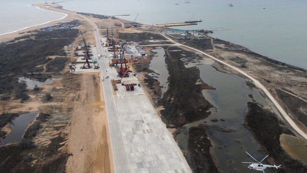 Türk gemisi, Putin'in Kırım köprüsüne çarptı Türk gemisi, Putin'in Kırım köprüsüne çarptı