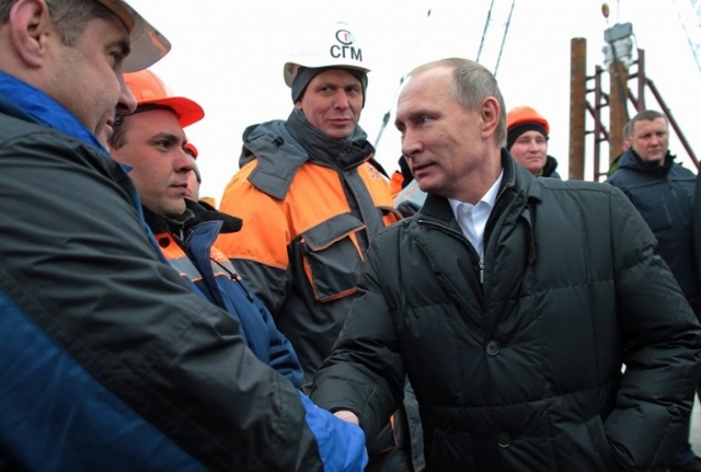 Türk gemisi, Putin'in Kırım köprüsüne çarptı Türk gemisi, Putin'in Kırım köprüsüne çarptı