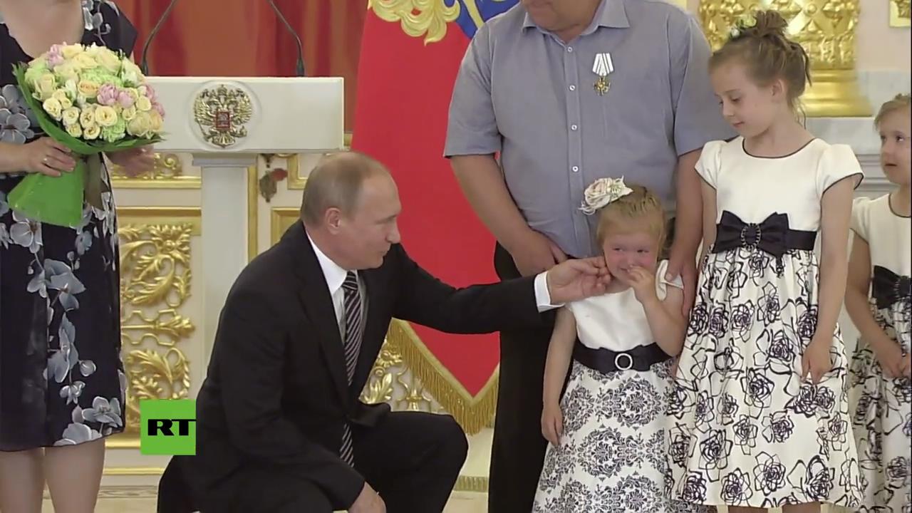 Putin'i gören küçük kız korkudan ağlamaya başladı Putin'i gören küçük kız korkudan ağlamaya başladı