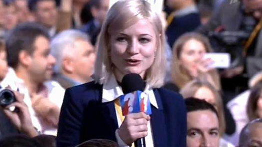 Putin'e Türk bayrağı sallayan muhabir bakın kim çıktı!