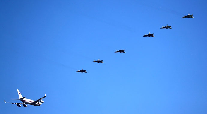 Füzeleri inceleyen Putin'e savaş uçakları eşlik etti