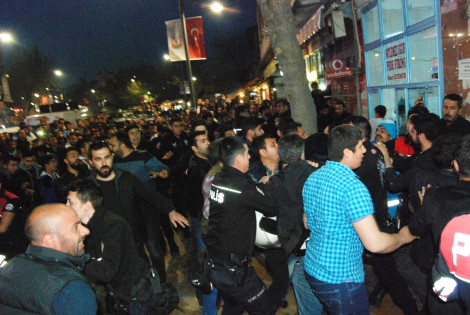 Polise saldıran şahıslara linç girişimi