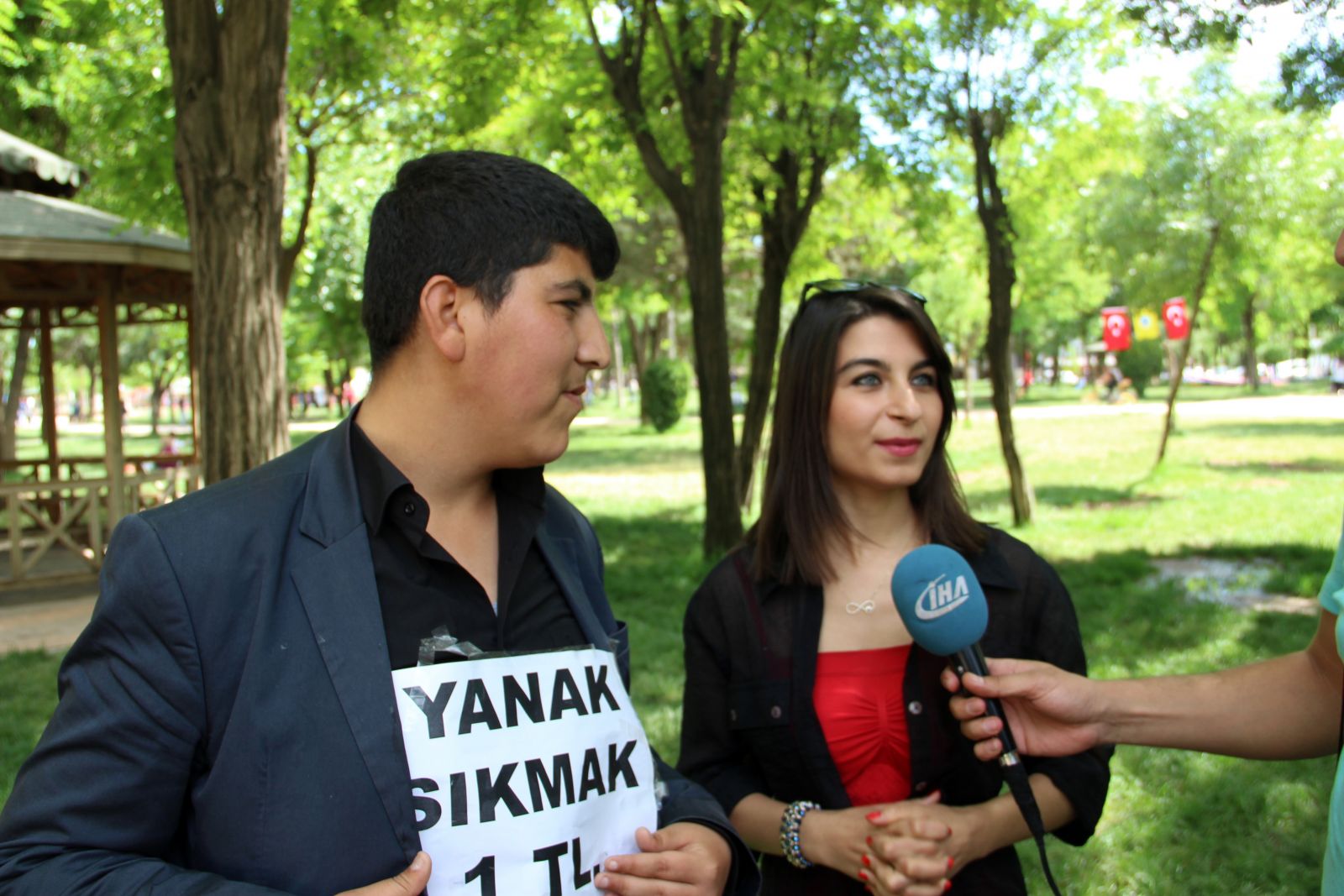 Yanaklarının sıkılmasını ticarete dönüştürdü